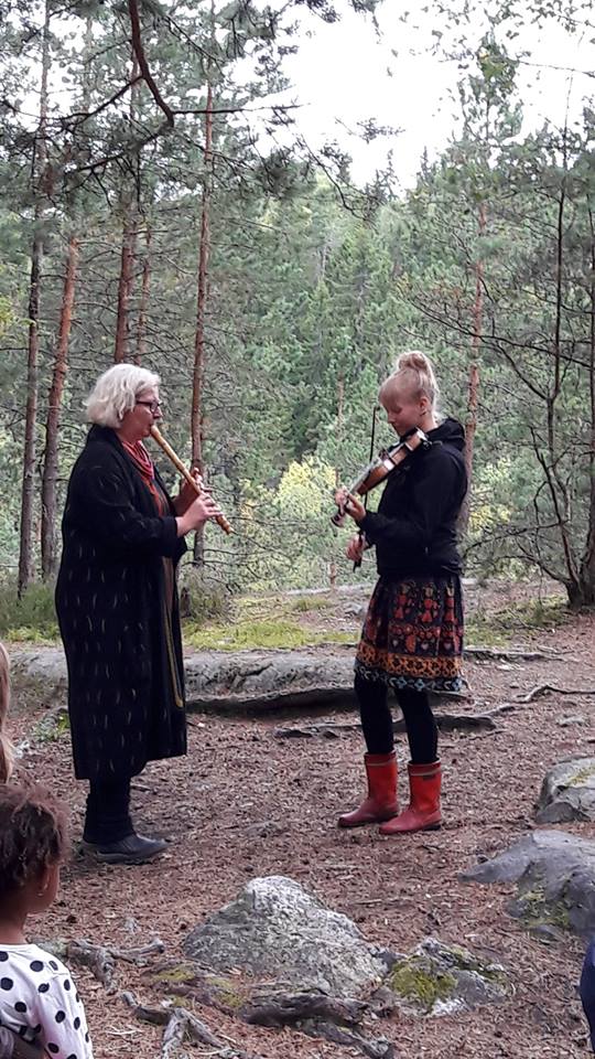 Sanne Tschirpken ja Ella Isotalon soitto ja laulu soi metsässä upeasti.